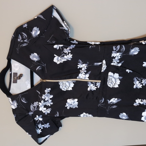 Jaanuu Scrub Top - Picture 2 of 4